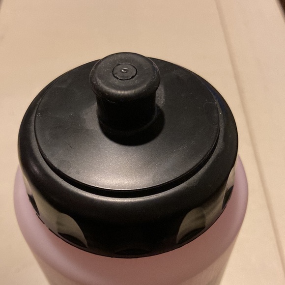 LIKE NEW! TRI DELTA THETA ATHLETIC WATER BOTTLE W/ SCREW OFF NIPPLE TOP! 20 OZ. - Picture 2 of 4